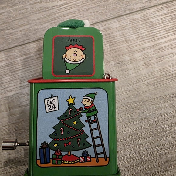 Hallmark Pop! Goes the Elf Jack-in-the-Box - Green and Red - Picture 4 of 6